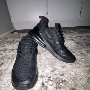 Airmax 270 - Det är ett par Nike 270. Har haft dessa i 3 månader och vill sälja dem för att dem blev för små för mig. Jag har inte använt dem jämnt i dessa månader men man kan ändå se att dem är lite använda, men dem är jätte bra skick ändå, har köpt dem för 1700