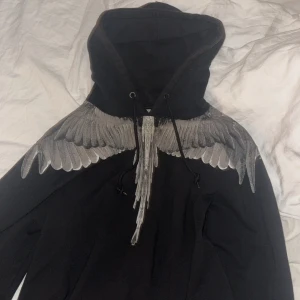 Marcelo burlon hoodie - Storlek S i princip Ny Passar M också