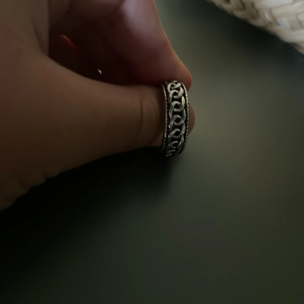 Ringen är i bra sick och säljer för ett bra pris. Ringen är inte rostfri.. Accessoarer.