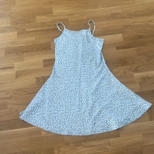 Blå barnklänning - Blå klänning från Lager 157 i storlek 160. Bra skick 