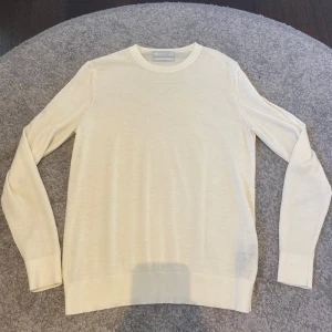 Merinoull tröja - Tja! Säljer nu min feta merinoull tröja från M&S Collection då den var för liten Den är gjord på 100% merinoull Endast testad ( som ny )😊 Köpt för 1499 Säljer för 399