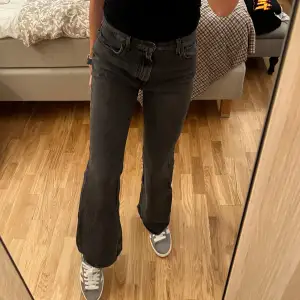 flare jeans från levi's i nyskick