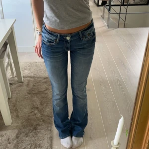 Mavi jeans  - Ljusblå mavi jeans som är använda ca 3 gånger. Jag är 166 och brukar ha xs/s❤️