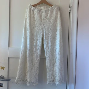 Spetsbyxa - Säljer dem här väldigt fina spetsbyxorna från Lindex. obs är använda och lite slitna längs nere av benet (finns bild på det). Skriv vid intresse, pris går att diskutera, köparen står för frakt.  