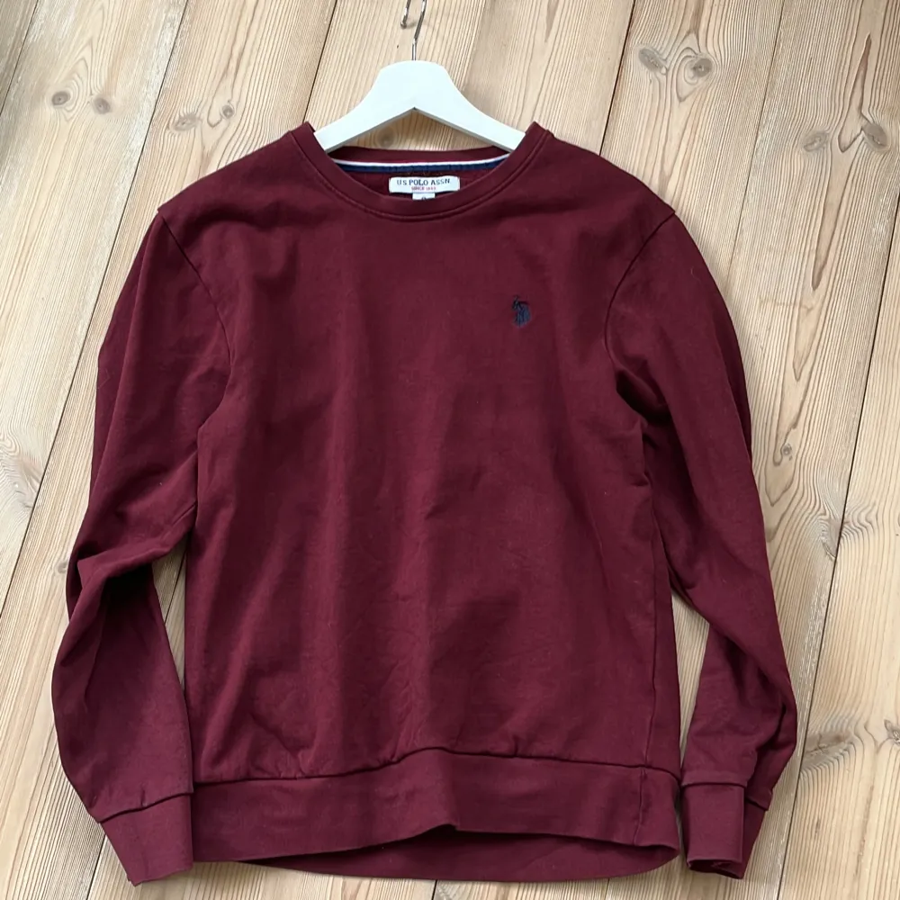 En vinröd tröja från Us Polo köpt för 450 kr. Tröjan är i storlek s. Skriv vid funderingar! . Tröjor & Koftor.