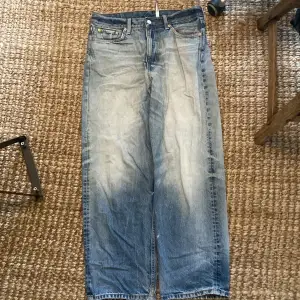 Ett par fräscha galaxy jeans från weekday med unik wash, köpt för 600 kr för ungefär 1 år sen, bra skick och härlig passform