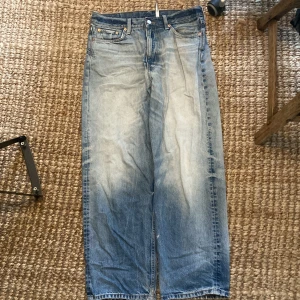 Weekday baggy jeans - Ett par fräscha galaxy jeans från weekday med unik wash, köpt för 600 kr för ungefär 1 år sen, bra skick och härlig passform