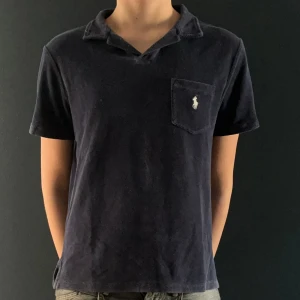 RL frotté piké  - Säljer denna snygga frotté pikén från Ralph lauren. Den är i jättebra skick. Storlek M. Nypris är 1699kr men säljer för 400kr