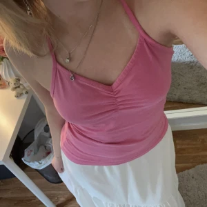 Rosa sommar topp - Super fin rosa sommar topp som passar till allt. Helt ny och inga defekter😙 vet tyvärr inte vart den är ifrån då lappen ej finns kvar. Passar Xs-M❤️