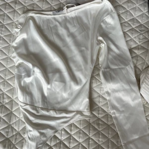Off shoulder topp - Jättesöt off shouldertopp(body). Aldrig använd, lappen sitter kvar. Storlek 38. Säljer för 100kr. Köparen står för frakten