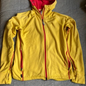 Houdini powefleece strl M - Begagnad men fortfarande fin. Kolla gärna in mina andra annonser för samfrakt. Katt finns i hemmet (allergivänlig ras).