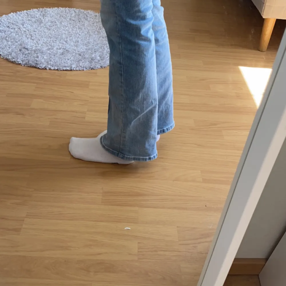 Säljer mina as snygga lågmidjade bootcut jeans ifrån madlady då jag vill ha en längre modell! Jag är 165cm! Storlek 38 längd short. Nypris 699!. Jeans & Byxor.