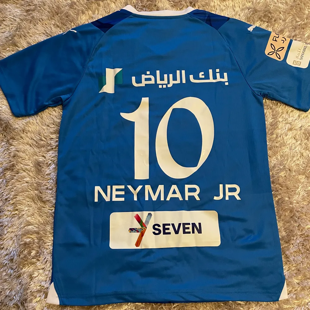 Säljer nu denna supersnygga Neymar tröja som är perfekt inför sommaren! Tröjan är helt oanvänd och passar storlek S! . T-shirts.