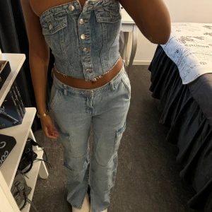 💙 - Cargo denims från zara strlk 36, nypris 499, säljer för 300  Denim korsett från new yorker strlk S, Aldrig använd, prislapp kvar! 100kr  (Pris går att diskuteras, plaggen kan köpas separat)