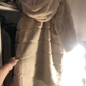 Vinterjacka - Storlek L, går mer precis ovanför knän, varm, stor luva och otroligt mysig