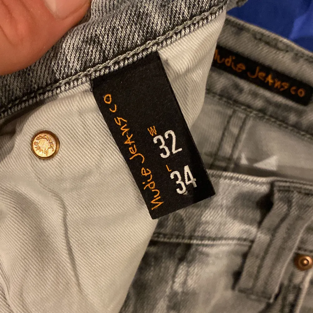 ♾️Säljer mina gråa nudie jeans som är i väldigt bra skick ♾️Dem är storlek 32/34 och det är modellen Thinn Finn ♾️Priset går att diskuteras vid snabb affär 💸Hör av dig om du har några frågor!. Jeans & Byxor.