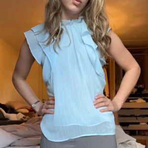 Volang blus - Intressekoll på denna fina somriga blusen från Zara. Endast använd en gång. Osäker på om jag vill sälja men kommer ej till användning. 