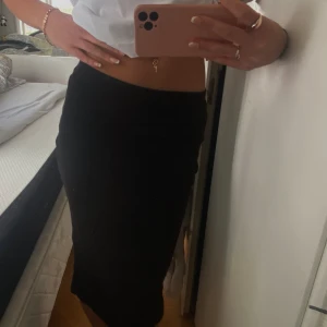långkjol - 🖤säljer min svarta kjol från hm då den inte kommit till användning🖤storlek XS/S !! nyskick !! ribbat material !! kjolen är halvlång och slutar precis under knäna (på mig) !! svarar snabbt vid frågor!🫶🏼