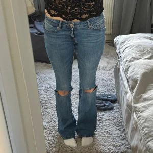 Lågmidjade jeans - Säljer mina lågmidjade jeans me hål i då jag inte använder dom💕💕 ny skick använda max 2ggr😇