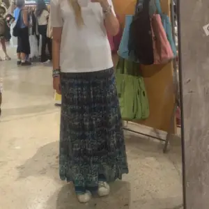 Säljer denna jättefina kjol köpt i Urban outfitters. Helt perfekt inför sommaren. Köpt för 600kr.