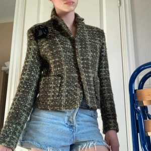 Cardigan - Så fin unik grön virkad cardigan/kappa från Zara med fina detaljer och fickor!  Skönt satin material på insidan. Zara säljer inte längre  denna då det var från en av deras limited edition kollektion🌸 Jättebra skick! Storlek M men passar mig som har S