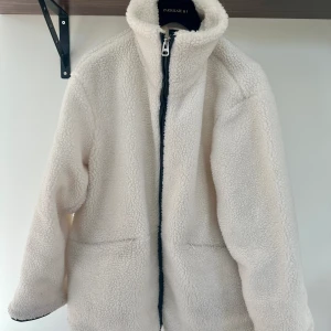 Jacka  - Fin mysig jacka  Är i fint skick då den bara är använd fåtal gånger 