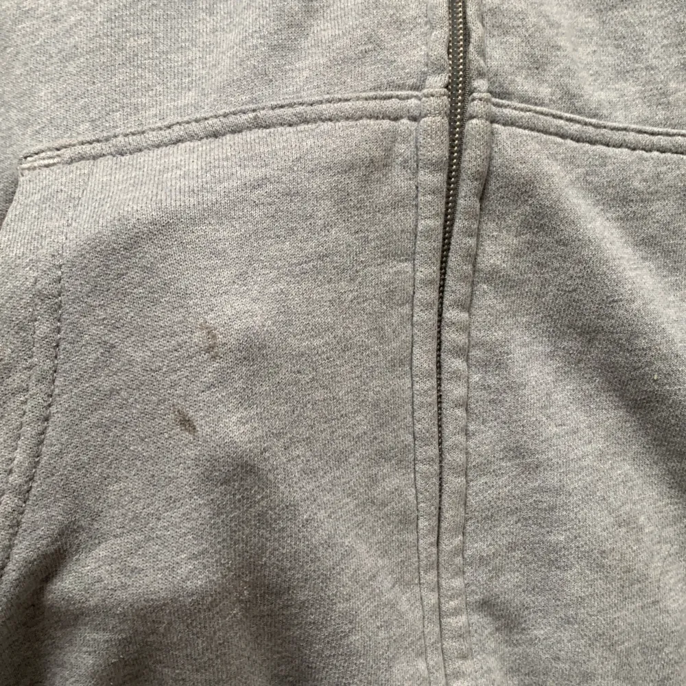 Dc hoodie! Den har en liten fläck på ena fickan (syns på bild 2) men är inget märkvärdigt . Hoodies.
