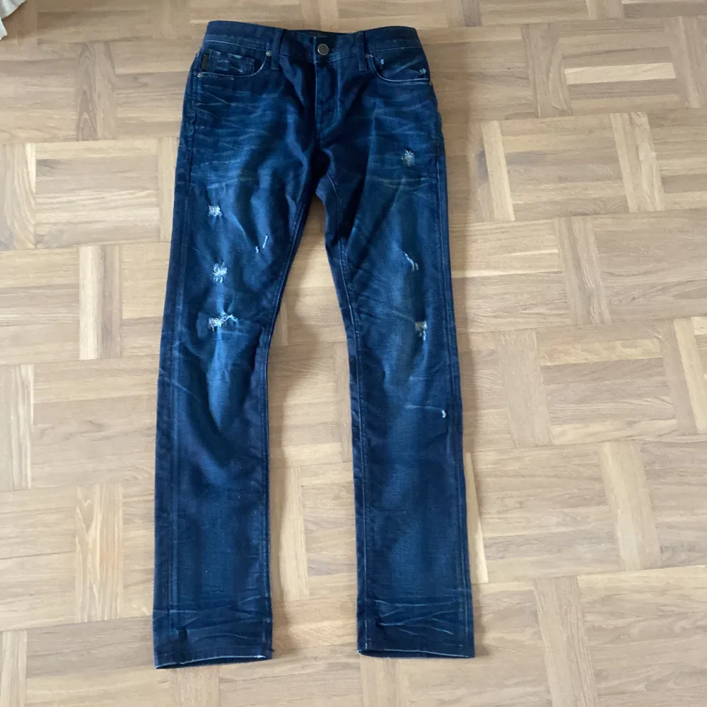 Säljer dessa Jack&Jones jeans i storlek 30/34. Skick 7/10, pga att jeansen har en liten missformning längst ner på benen. Pris kan diskuteras!. Jeans & Byxor.