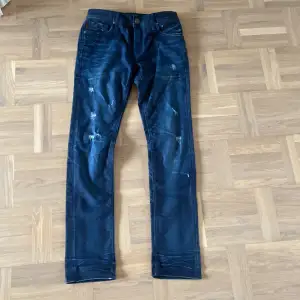 Säljer dessa Jack&Jones jeans i storlek 30/34. Skick 7/10, pga att jeansen har en liten missformning längst ner på benen. Pris kan diskuteras!