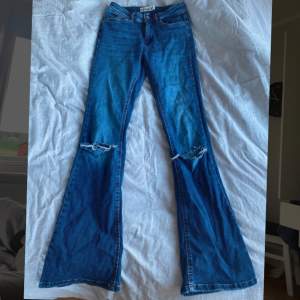 Mörkblå fina bootcut jeans med hål, stl Sx32 Ursprungspris 549kr 