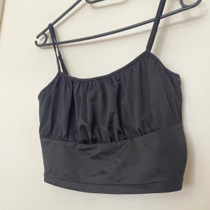 Kort topp - En kort topp från H&M i storlek M