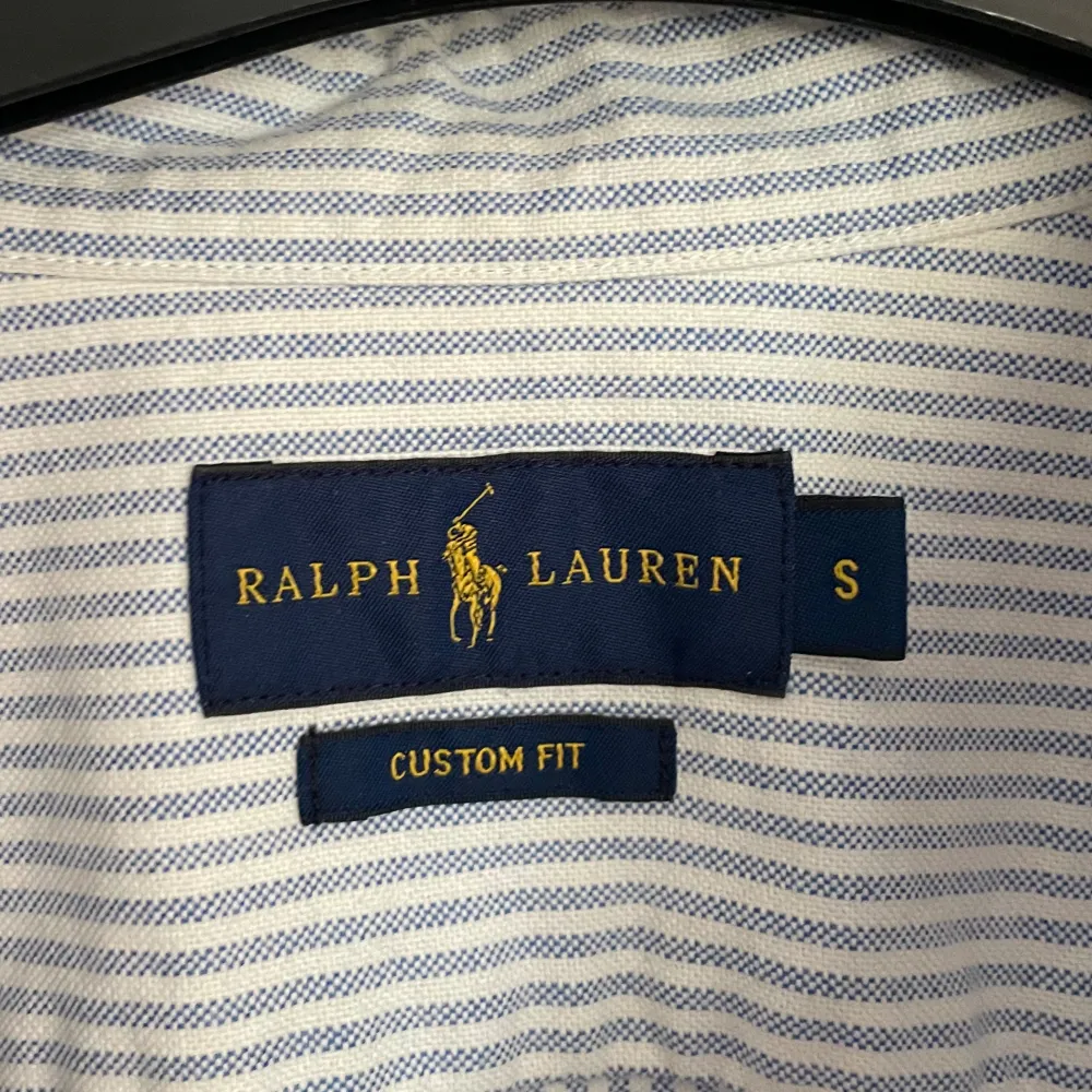 Säljer denna Custom Fit Polo Ralph Lauren skjortan som är i storlek S, men passar någon runt 170, den är randig i färgena vit och ljusblå, skjortan är i toppskick & knappt använd. Kom Privat för mer info/bilder. Skjortor.