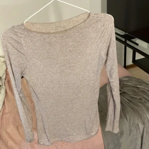 Inimissimi tröja - Säljer min inimissimi tröja på grund av att jag inte gillar färgen på mig. Använd fåtal gånger men inget som är märkbart. Hade även kunnat tänka mig att byta mot en mörkblå eller svart i samma storlek.🩷🩷