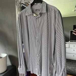 Mantinique skjorta - Mantinique skjorta köpte resell av sellpy, men aldrig kommit till användning då den inte passar mig