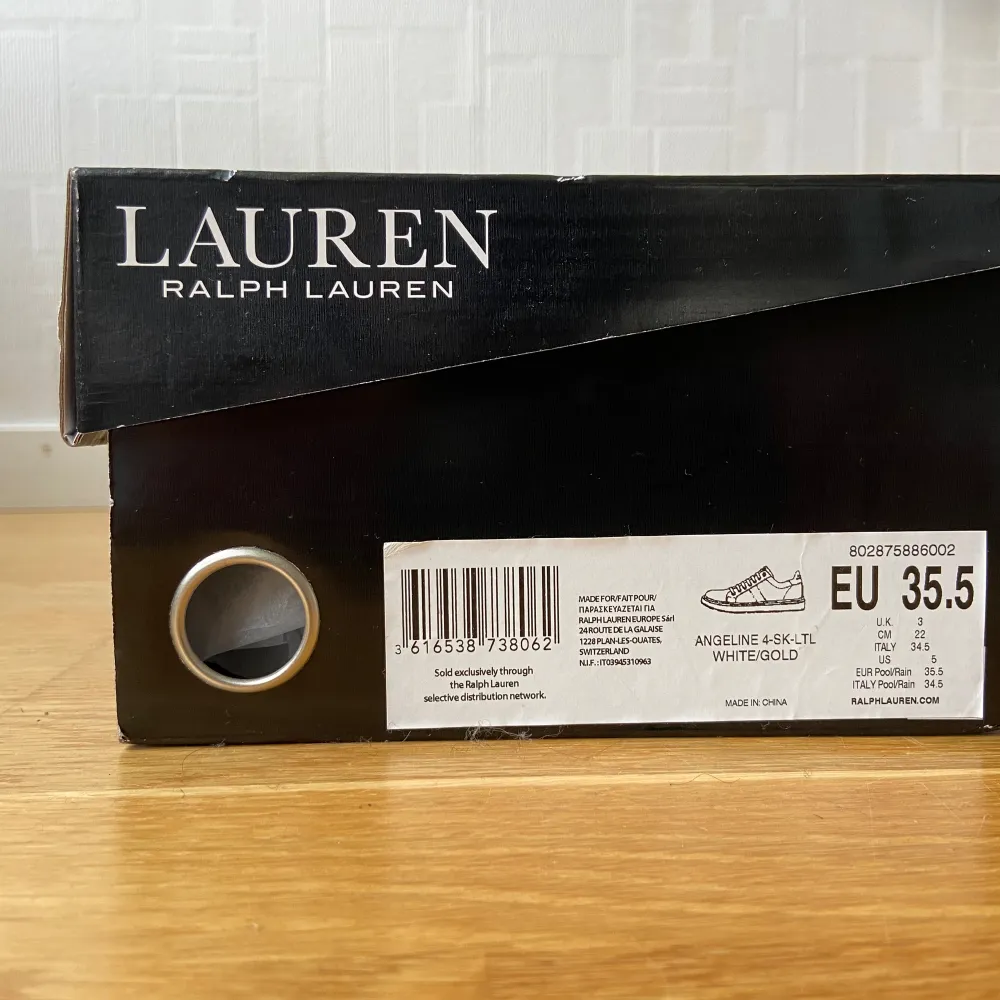 Säljer ett par vita och guldiga Ralph Lauren skor som är storlek 35.5. Den är bara använd tre gånger och har inga defekter.. Skor.