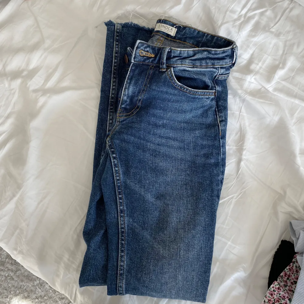Jättefina lågmidjade jeans i mycket bra skick🙌🏼Jag är ca 163cm . Jeans & Byxor.