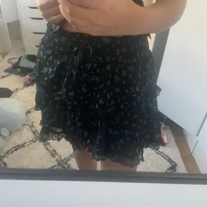 säljer denna svarta blåblommiga kjol köpt på asos pga att den inte riktigt passar mig. den är endast använd 1 gång. köpt för ett år sedan. perfekt nu till sommaren! kontakta om du har några frågor⭐️