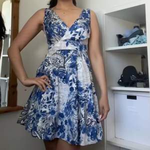 Såå fin klänning som tyvärr inte kommer till användning!! Storlek S, bra skick!! Köp direkt för 120kr via köp nu💞💞