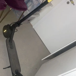 Xiaomi scooter 1s - Den kostar 5000kr räckvidd 30km. Laddare ingår 