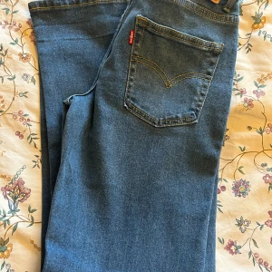 Denimblå Levis jeans junior  - Knappt använda så i väldigt bra skick. Junior 164, reglerbara i midjan (se bild) 