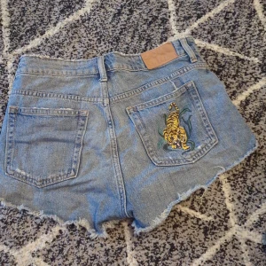 Jeans short - Se bilder för details 