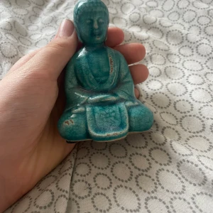 Blå buddha staty - Säljer denna blåa Buddha statyn i keramik. Är väldigt fin som dekoration och köptes för något under 500 kr
