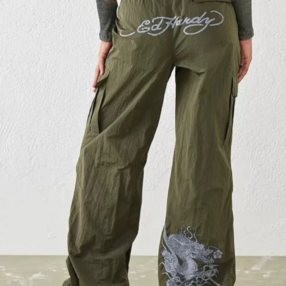 Lågmidjade parachute pants från ed Hardy x Urban outfitters i storlek XS. Passar mig som är 170 cm perfekt och sitter jättefint men säljer eftersom de inte kommer till användning  . Jeans & Byxor.
