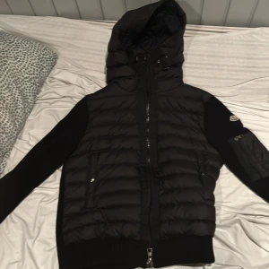Moncler Jacka - Moncler Jacka i storlek S, använt några månader men är inte längre min stil. Priset kan diskuteras