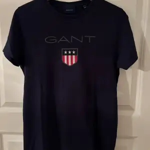 Kortärmad tröja från Gant. Mycket fint skick, knappt använd.  Marinblå Strl. XS