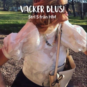 Sommar blus  - Jättefin blus med blommiga-spets detaljer och ballong ärmar 🤍  Storlek S, blusen har använts men bara ett fåtal gånger så den är i super skick!