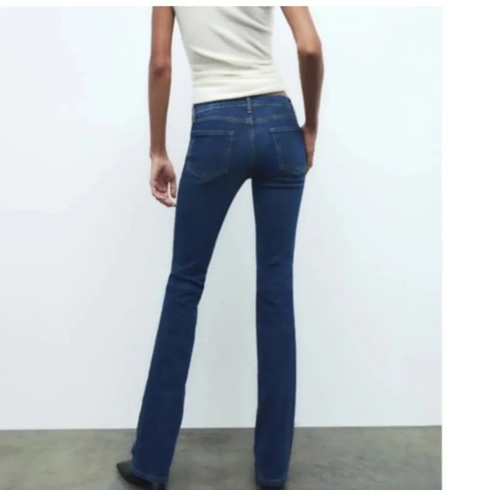 Low rise straight bootcut jeans i storlek 36. Helt nya, skriv privat vid intresse💕💕stretchiga o sköna jag är xs/s. Jeans & Byxor.