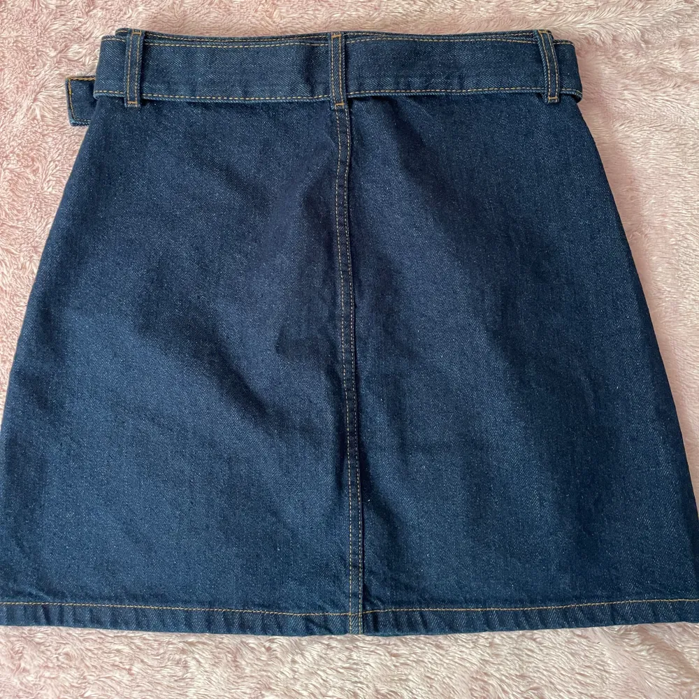 New and unused denim skirt in dark blue. Kjolar.
