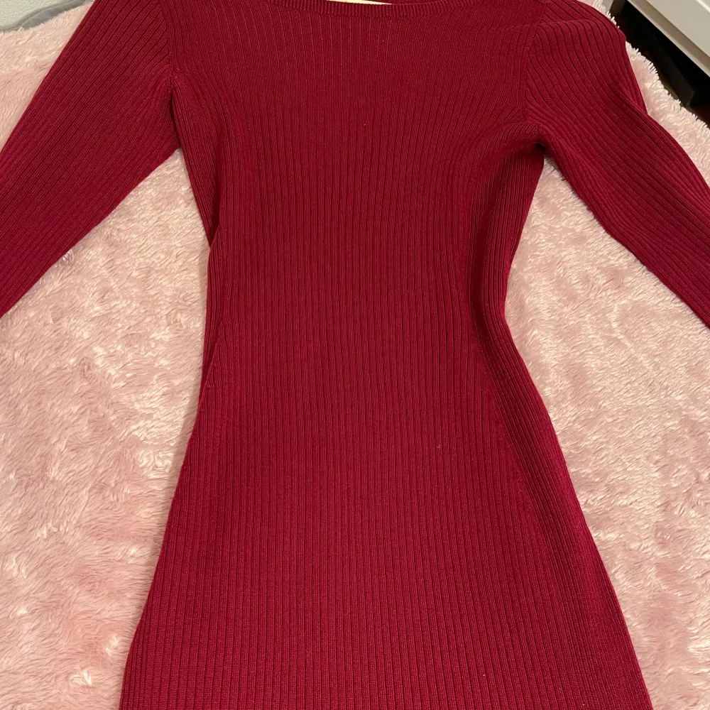 Midi red dress with boat neck. The size comes a little loose. Klänningar.