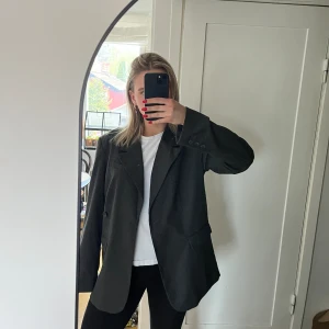 Blazer - Säljer denna helt nya blazer från Gina Tricot, knäpper man den blir den mer ”figursydd”! Supersnygg 😇
